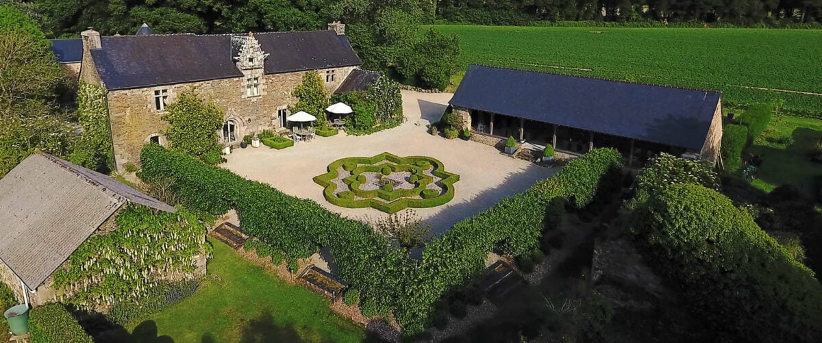 Vue aérienne du Manoir de Kerlédan et de ses jardins à Carhaix, en Centre-Bretagne
