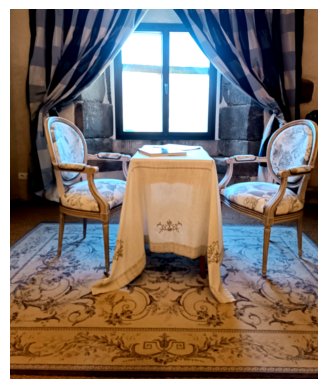 Coin lecture avec fauteuils près d’une fenêtre dans une chambre d’hôtes au Manoir de Kerlédan à Carhaix en Bretagne intérieure