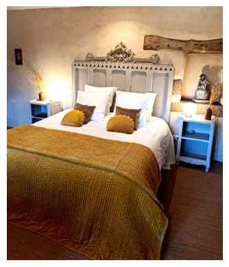 Lit double dans une chambre d’hôtes de charme au Manoir de Kerlédan à Carhaix en Bretagne intérieure