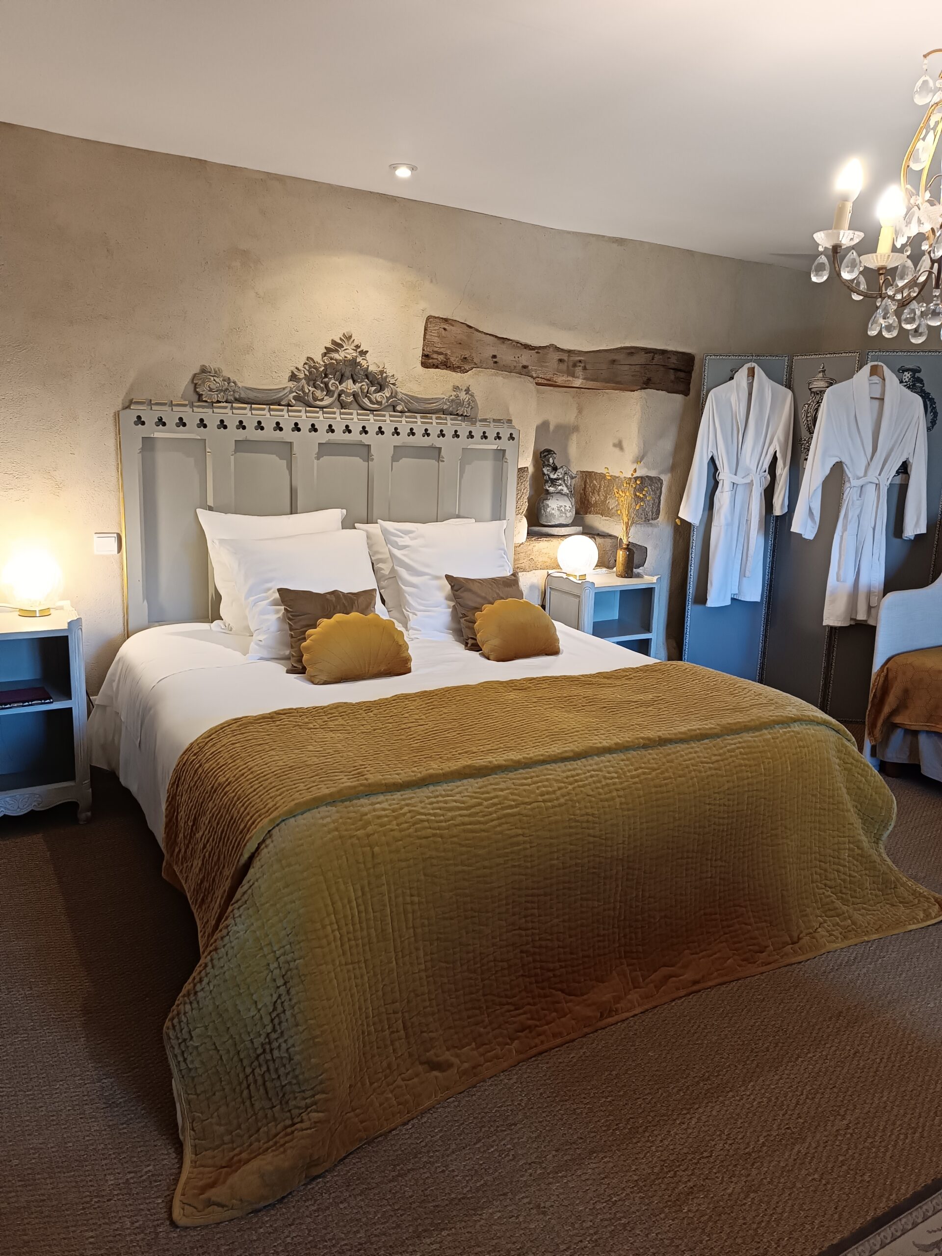 Chambre d’hôtes avec lit double au Manoir de Kerlédan à Carhaix en Bretagne intérieure ambiance chaleureuse