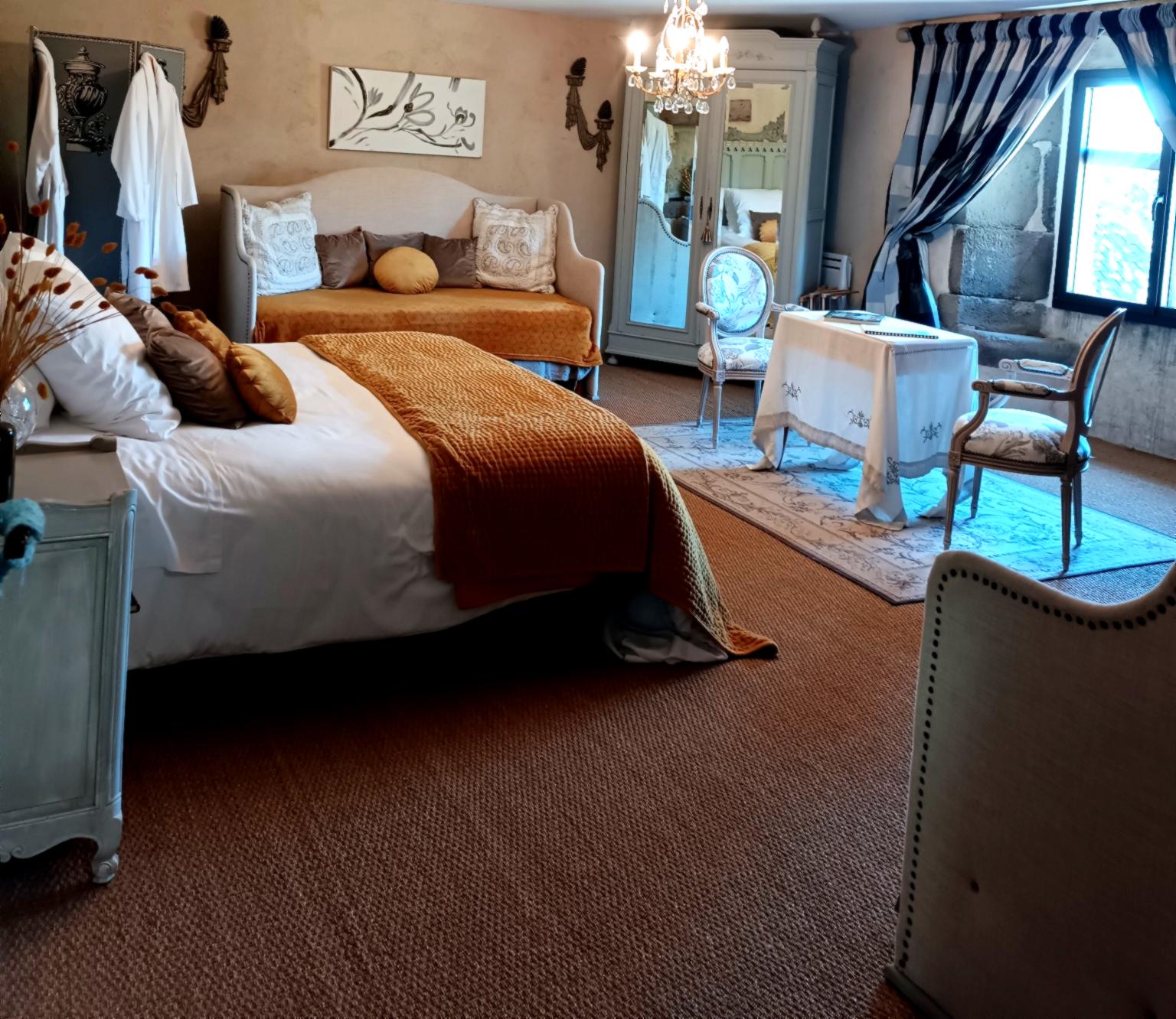 Chambre d'hôtes Coatgourdan à Carhaix, spacieuse pour 4 personnes, idéale pour familles ou professionnels au centre Bretagne.