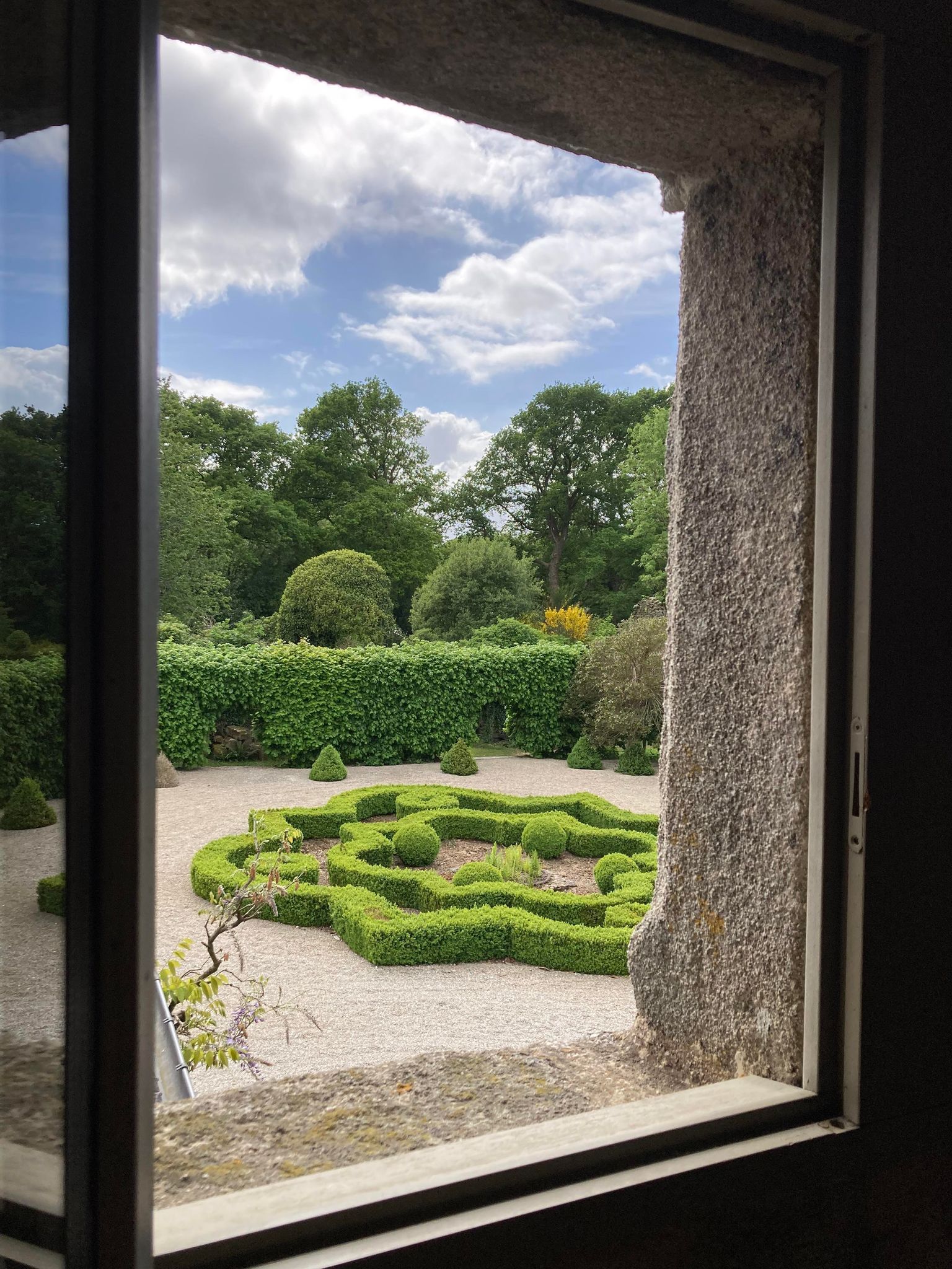 Jardin Français avec Rosace de Buis Les jardins français sont souvent caractérisés par leur symétrie, leur ordre géométrique, leurs parterres de fleurs et leurs éléments architecturaux formels