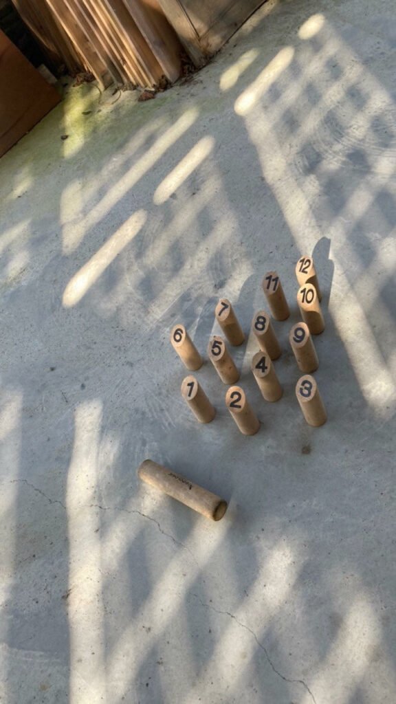 Quel est l'origine du Mölkky ? Le Molky - Le petit jeu qui monte fort, à pratiquer en ... Le molkky a vu le jour grâce à l'entreprise finlandaise Lahden Paikka en 1996. Il n'y a pas de traduction littérale de ce terme. Cependant, ce dernier est tout de même inspiré du mot finnois polkky qui signifie quant à lui " morceau de bois ".