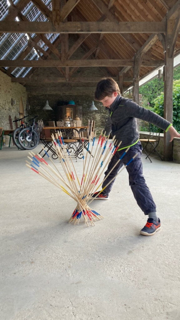 Jeux de société mikado disponible en libre service au manoir