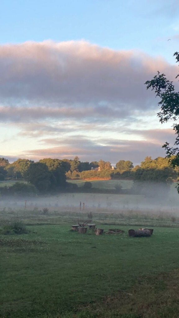 La "brume bretonne" évoque souvent des images poétiques et mystérieuses associées à la Bretagne, région située à l'extrémité ouest de la France. Bien que la brume puisse avoir des connotations différentes pour différentes personnes, elle est souvent liée à des éléments mythiques et à l'ambiance celte propre à cette région. Voici quelques interprétations possibles : La Bretagne est imprégnée de mythologie et de légendes celtiques. La brume peut être perçue comme un voile entre le monde visible et l'invisible, rappelant les histoires celtiques de royaumes magiques et de créatures fantastiques