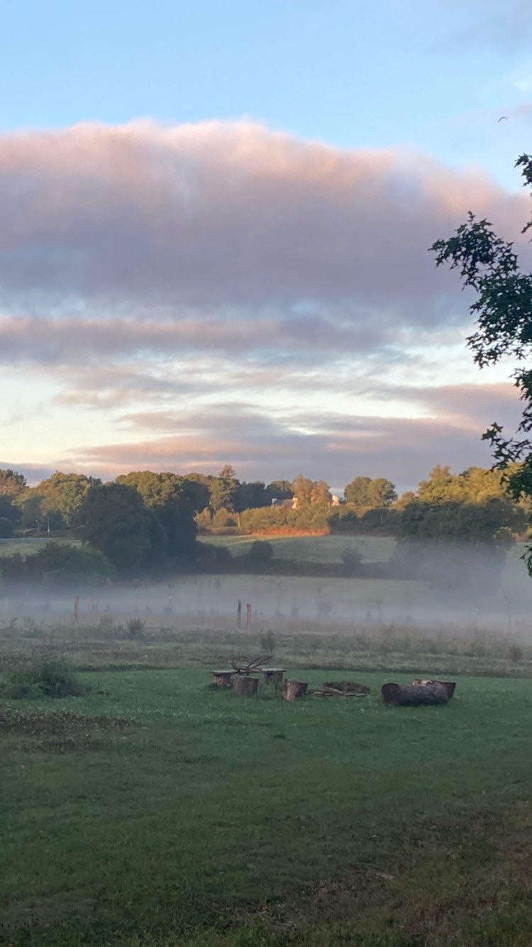 Manoir de Kerlédan en hiver, jardin et pierre du XVe siècle