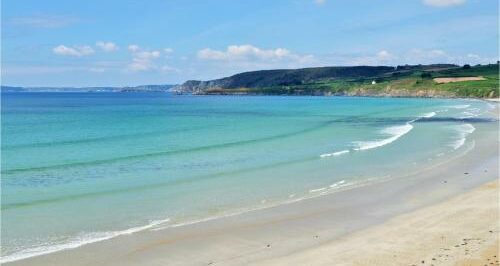 La plage de Pentrez à Saint-Nic est une magnifique étendue de sable sur la côte ouest de la Bretagne. La plage de Pentrez est réputée pour son sable doré et ses eaux claires . C'est un lieu idéal pour une journée de détente au bord de la mer.
