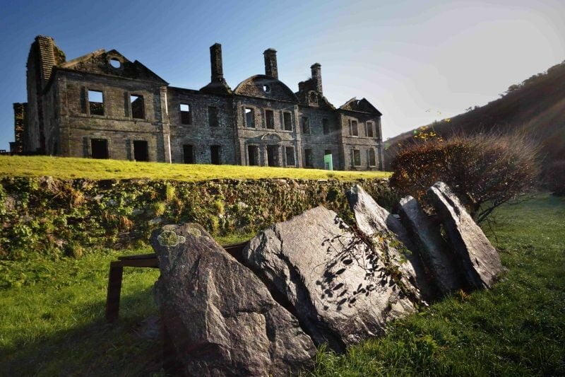 L'Abbaye de Bon Repos est une abbaye cistercienne située à Saint-Gelven, dans le département des Côtes-d'Armor, en Bretagne. Fondée au XIIe siècle, l'abbaye de Bon Repos a une riche histoire cistercienne. Elle a été le témoin de nombreux événements au fil des siècles.