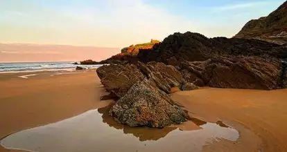 La Plage du Pouldu à Clohars-Carnoët est une superbe étendue de sable située sur la côte sud du Finistère, en Bretagne. La Plage du Pouldu offre une grande étendue de sable fin, idéale pour se détendre , jouer et profiter du soleil.