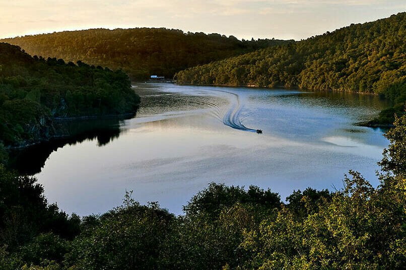 Le lac de Guerlédan est l'un des plus grands lacs artificiels de Bretagne, situé dans le département du Morbihan et des Côtes-d'Armor. Le lac de Guerlédan a été créé par le barrage de Guerlédan sur le cours de la rivière Blavet. Il est l'un des plus grands lacs artificiels de France, avec une superficie d'environ 400 hectares.