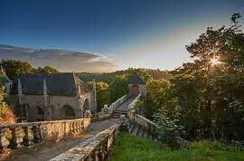 L'église Sainte-Barbe du Faouët, située dans la commune du Faouët dans le département du Morbihan en Bretagne, est un monument historique remarquable. L'église Sainte-Barbe présente une architecture remarquable, typique de l'époque gothique. Elle est dédiée à Sainte Barbe, une sainte chrétienne reconnue notamment comme la patronne des mineurs.