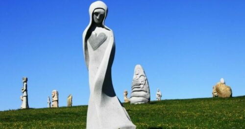 La Vallée des Saints (Vallée des Saints en breton : "Valer ar Sent" ou "Valée ar Sent") est un site situé à Carnoët, dans les Côtes-d'Armor en Bretagne, France. Il s'agit d'un lieu qui abrite des sculptures monumentales représentant des saints bretons. La Vallée des Saints est un projet artistique et culturel lancé en 2008 par Philippe Abjean. L'idée était de créer un lieu où seraient situées des statues représentant les saints bretons. Chaque statue est financée par des mécènes, des entreprises ou des particuliers.