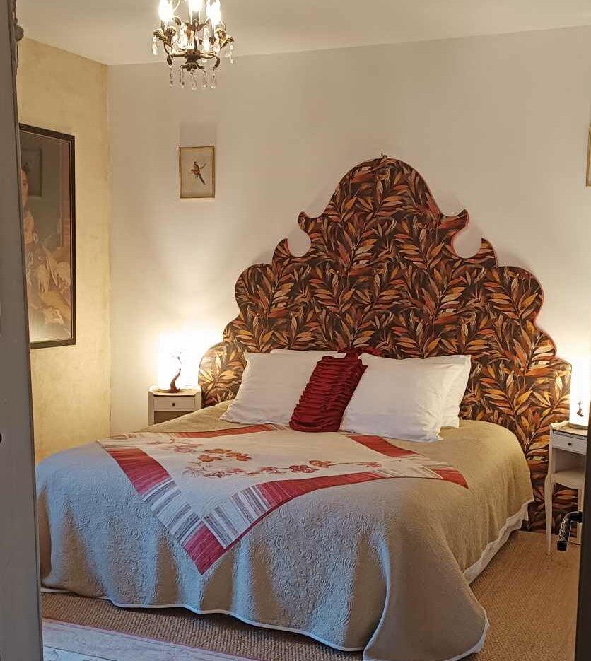 Charme et caractère de la chambre Françoise du Mûr