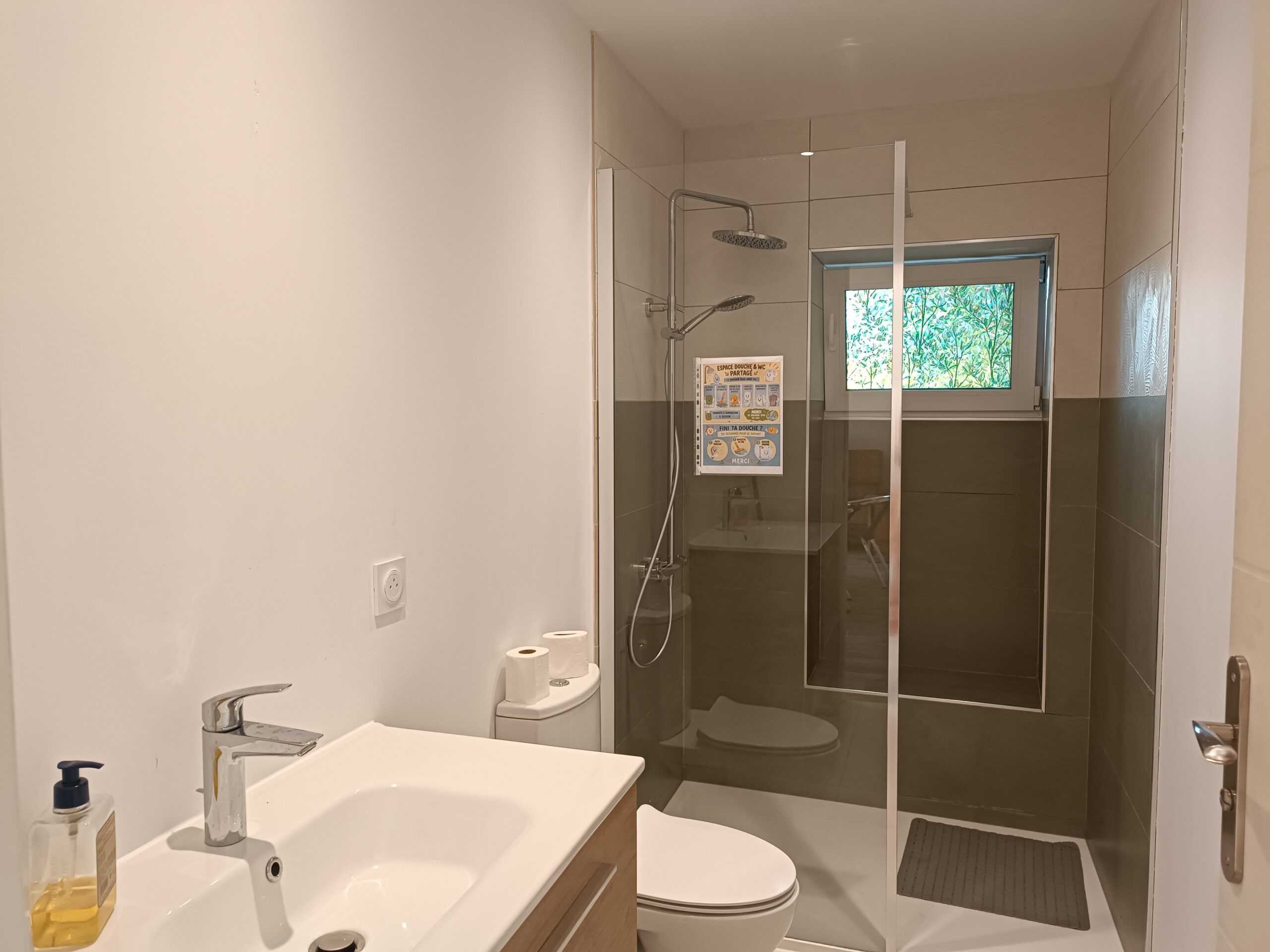 sanitaires-douche-bivouac-cyclistes-manoir-kerledan