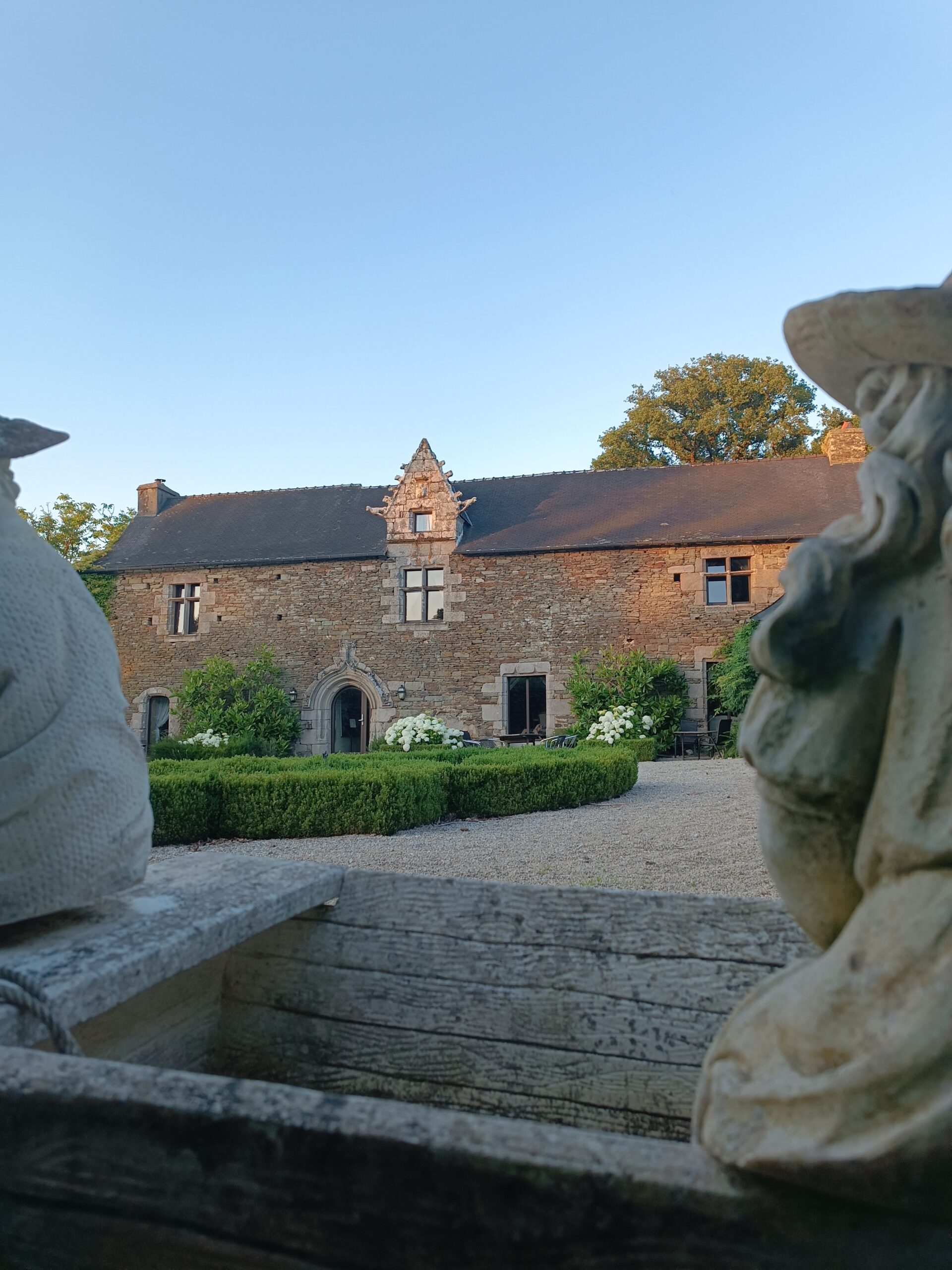 cours-manoir-animations-soiree Cour du manoir accueillant le public pour la soirée contée